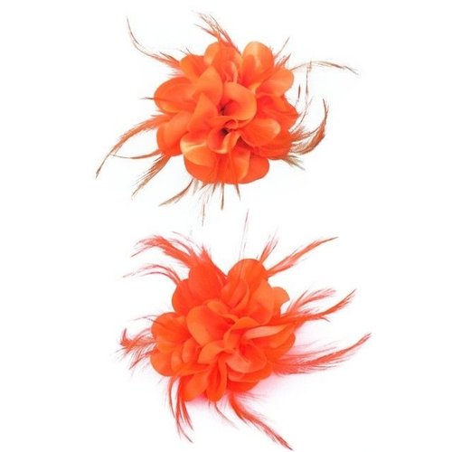 Bloem met veertjes in het oranje op een speld