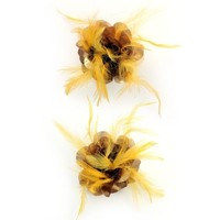 Bloem met veertjes op speld in het  goud