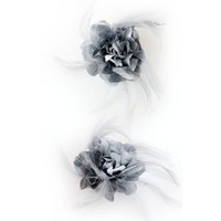 Bloem met veertjes op speld zilver