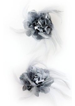 Zilveren bloem op een speld met veertjes