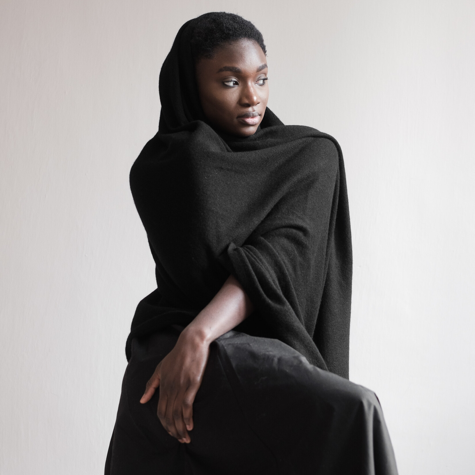 White + Warren Cashmere Travel Wrap black