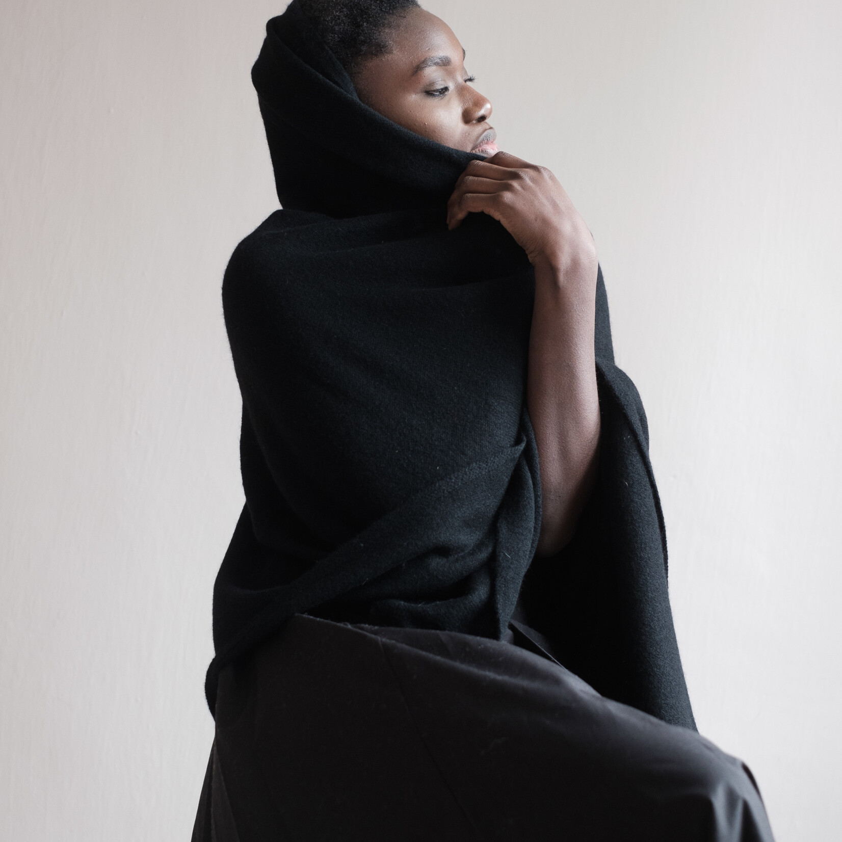 White + Warren Cashmere Travel Wrap black