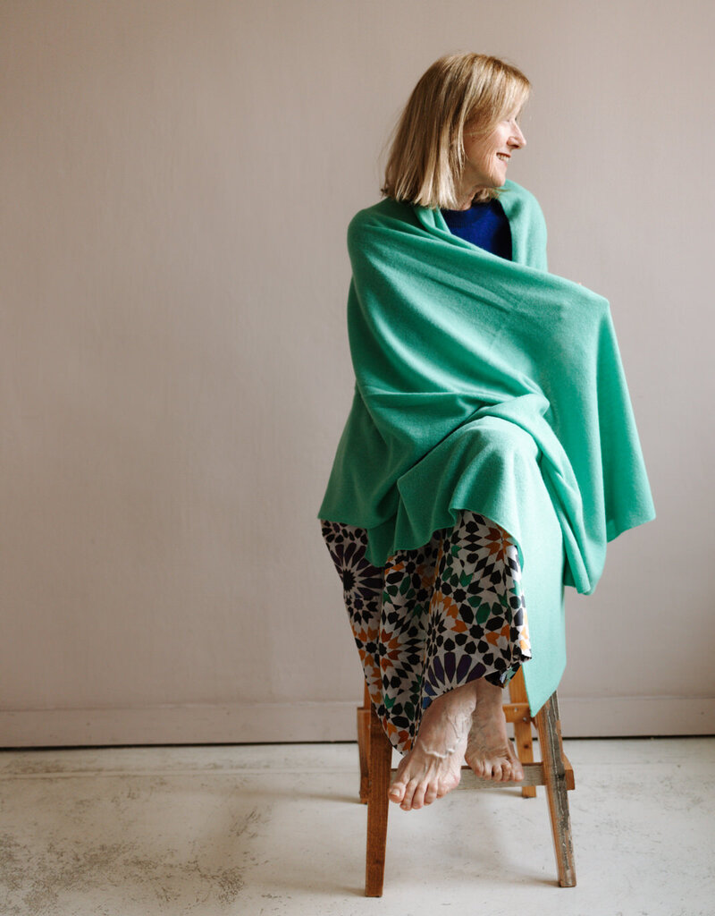 White + Warren Cashmere Travel Wrap retro green