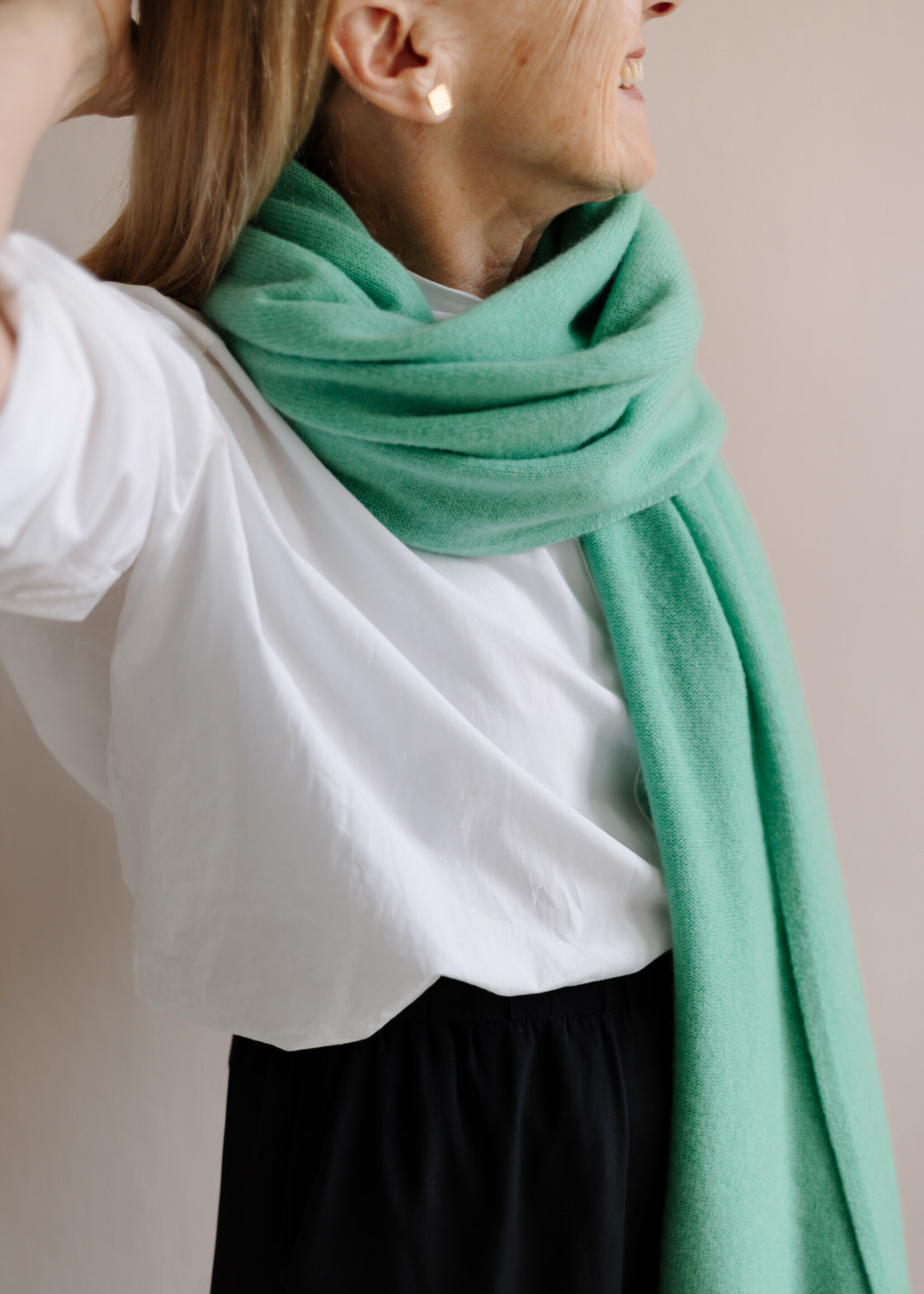 White + Warren Cashmere Travel Wrap retro green