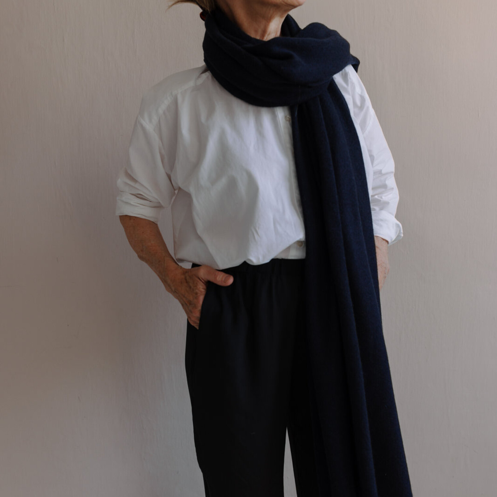 White + Warren Cashmere Travel Wrap black