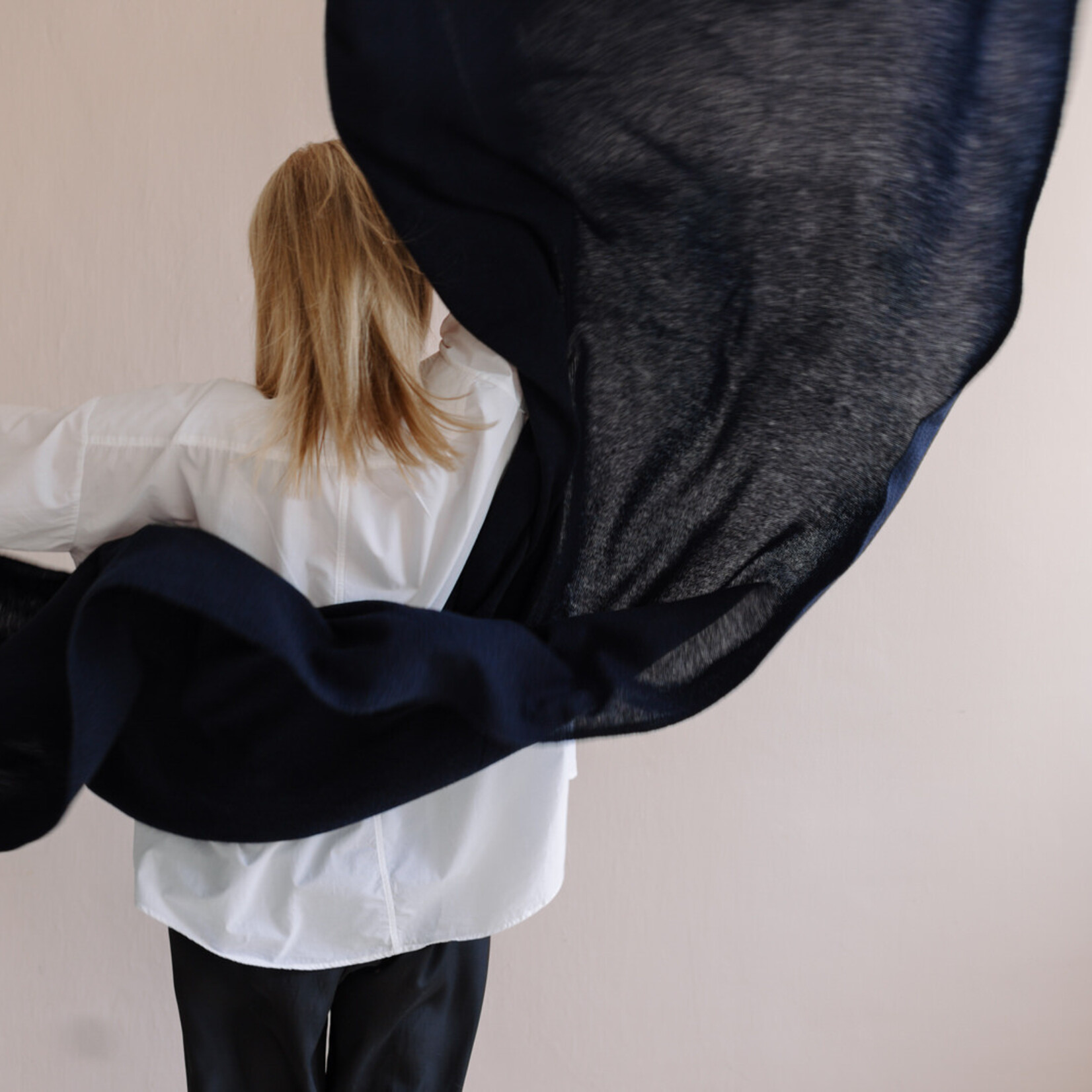 White + Warren Cashmere Travel Wrap black