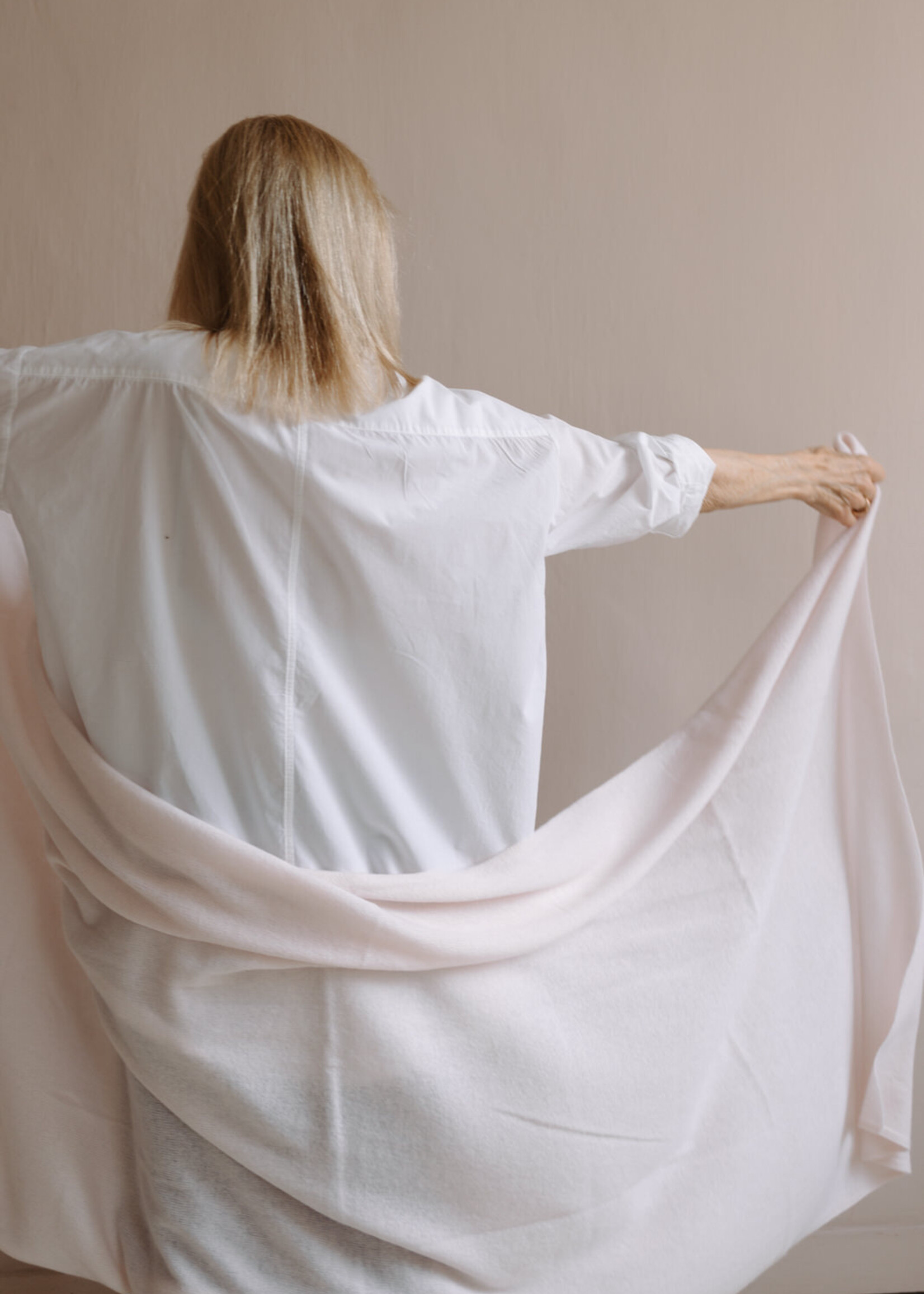 White + Warren Cashmere Travel Wrap pink/sand