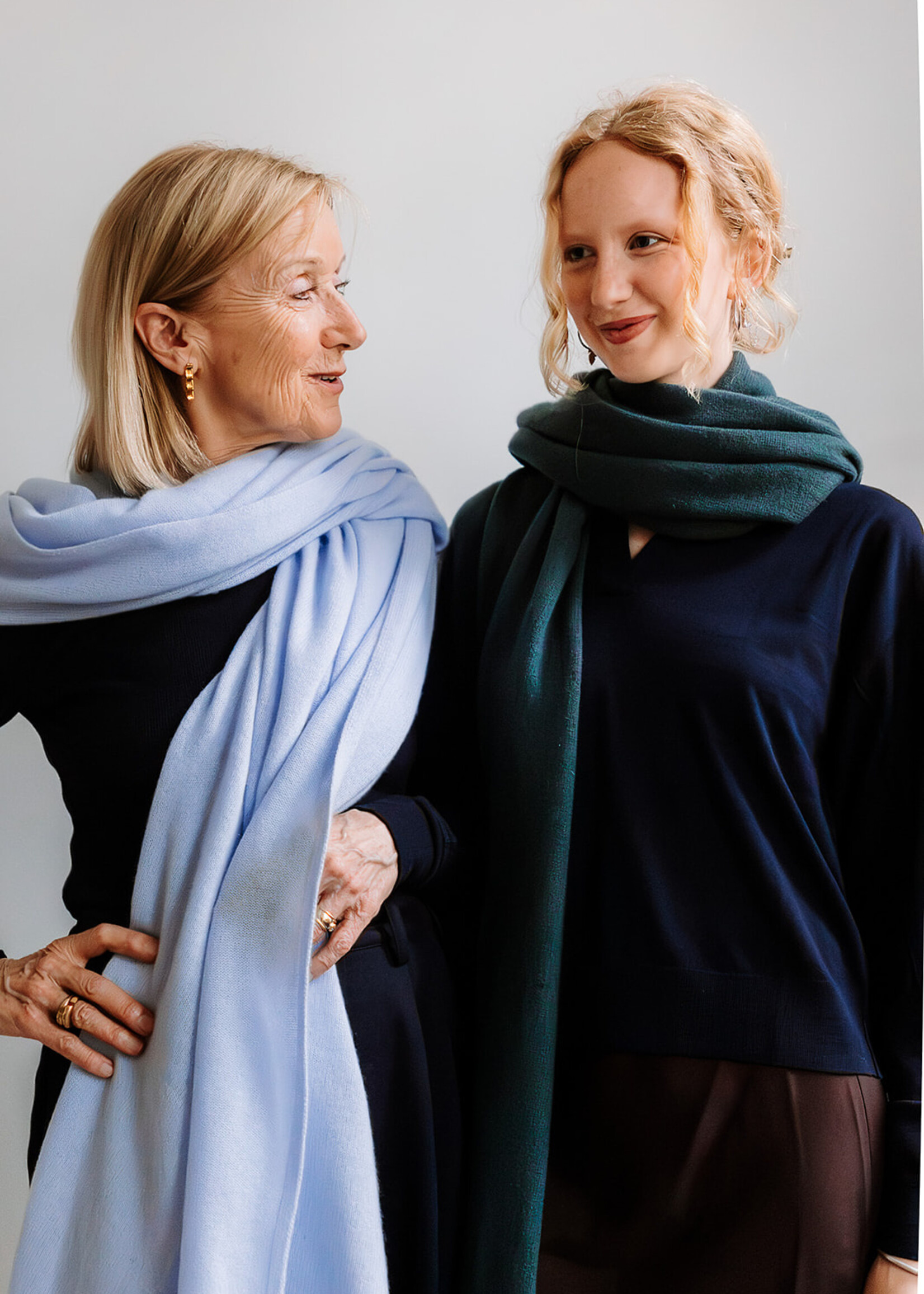 White + Warren Luxurious Travel Wrap (Juniper Green)