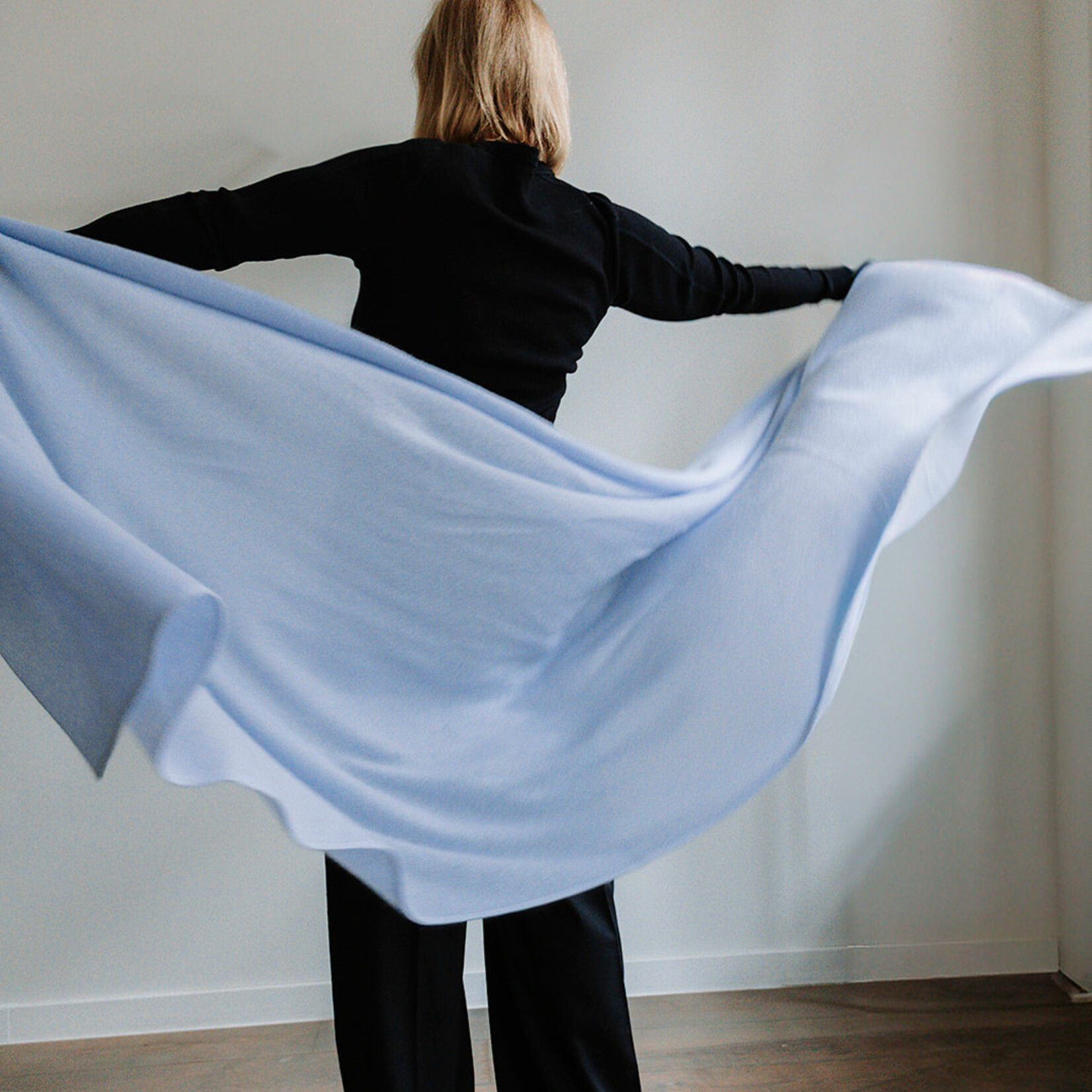 White + Warren Luxurious Travel Wrap (Pale Mist Blue)