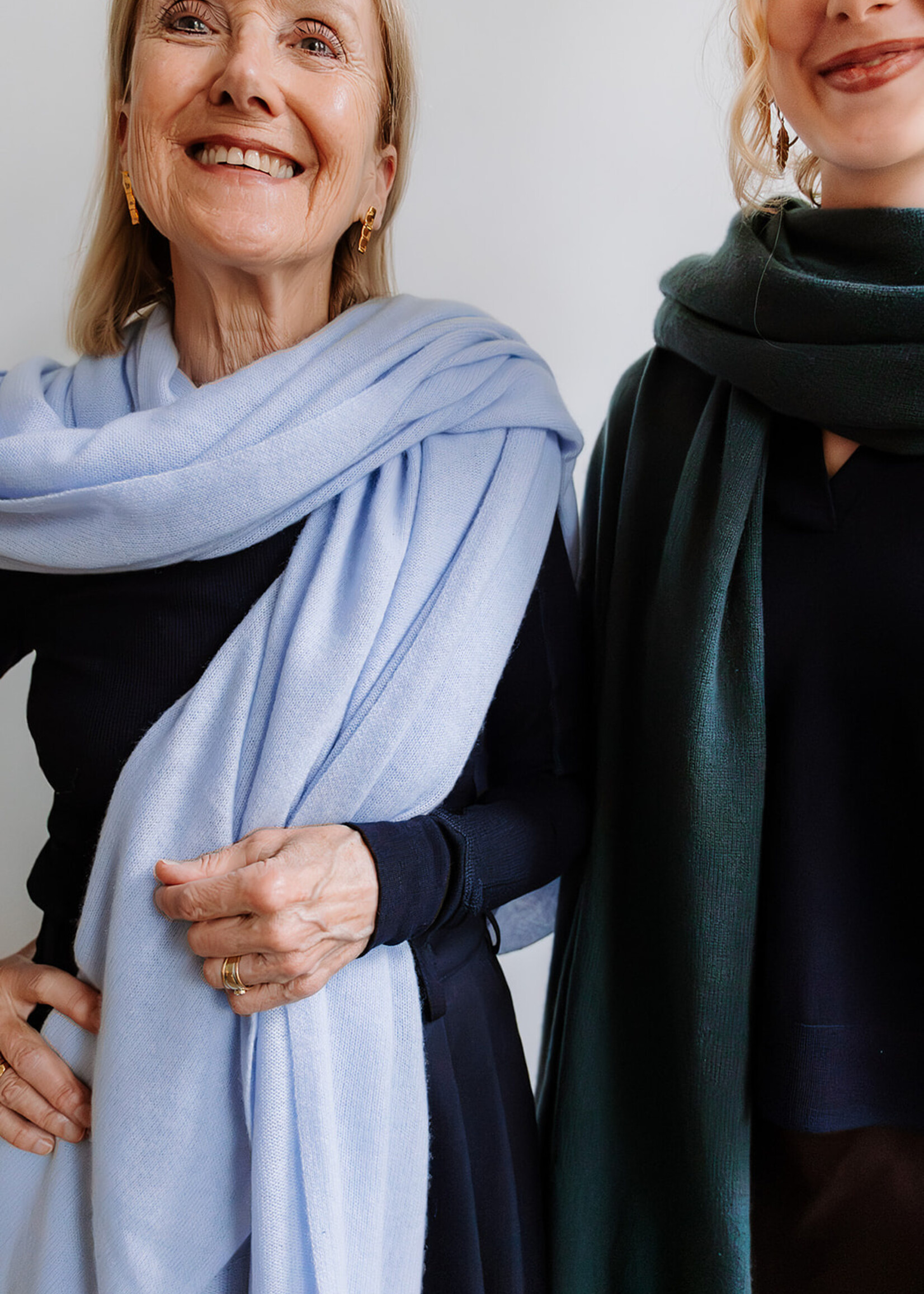 White + Warren Luxurious Travel Wrap (Juniper Green)