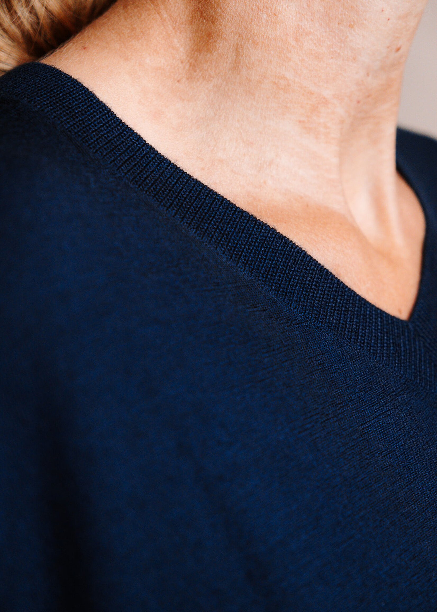 Ottod'Ame V-Neck Merino Sweater (Navy Blue)