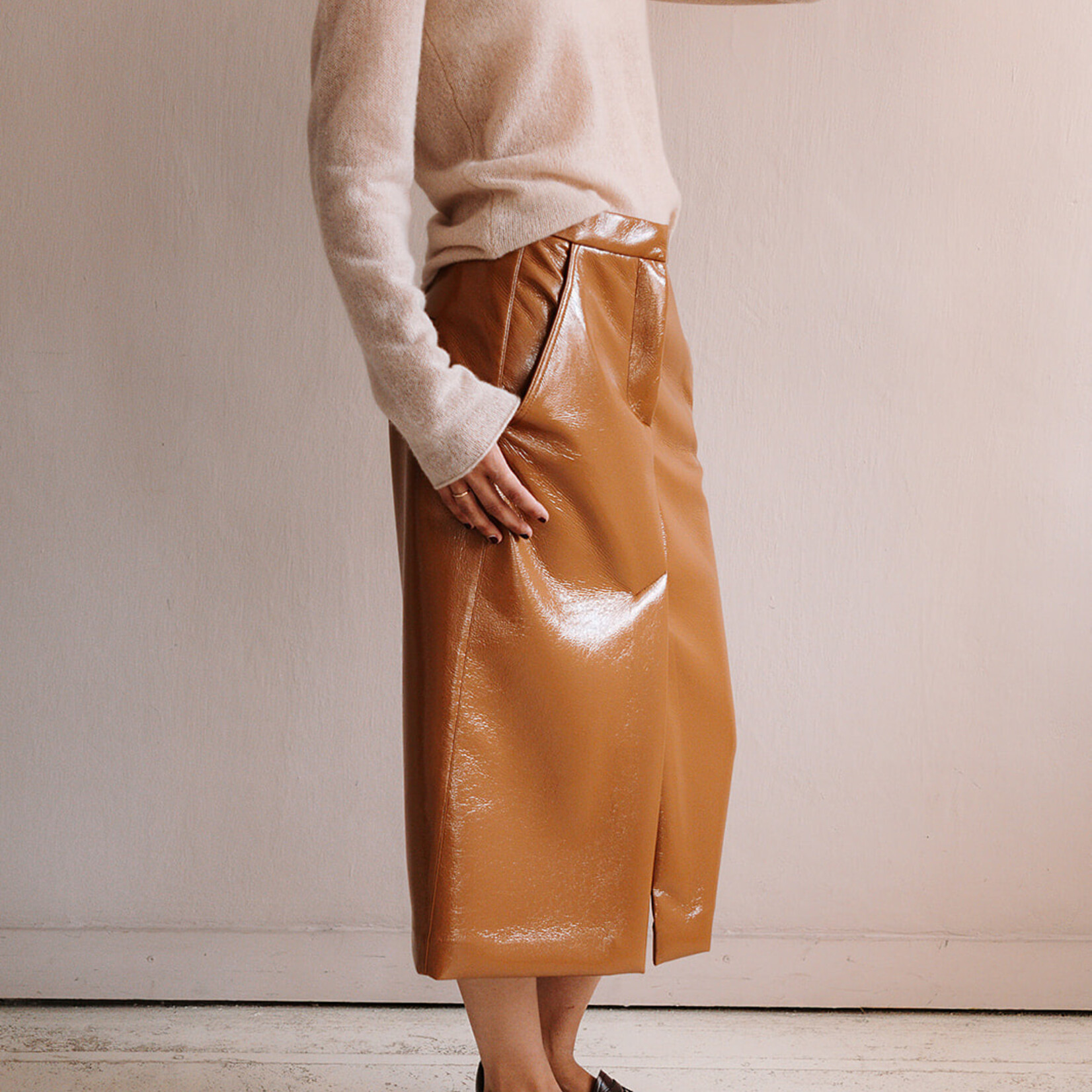 Tela Lacquered High-Waist Skirt (Camel Brown)
