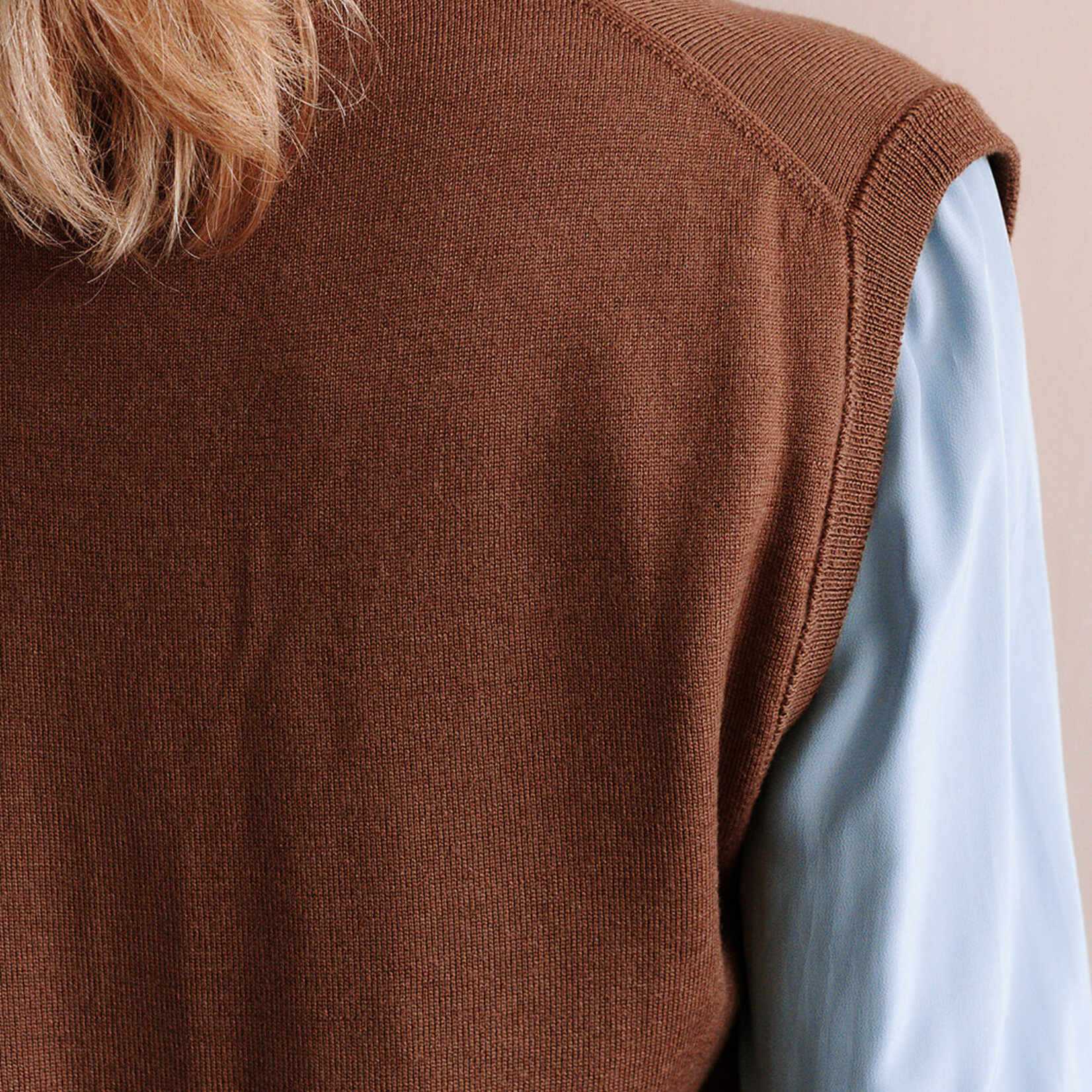 Tela Sleeveless Gilet Dane (Brown)