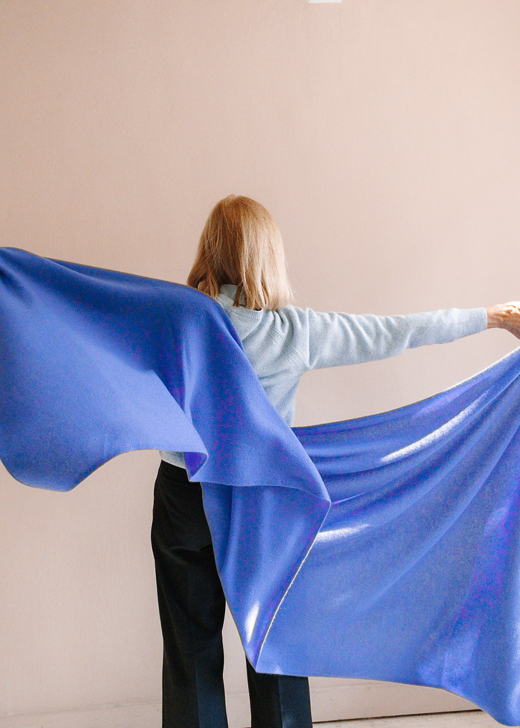 White + Warren Luxurious Travel Wrap (Blue Iris)
