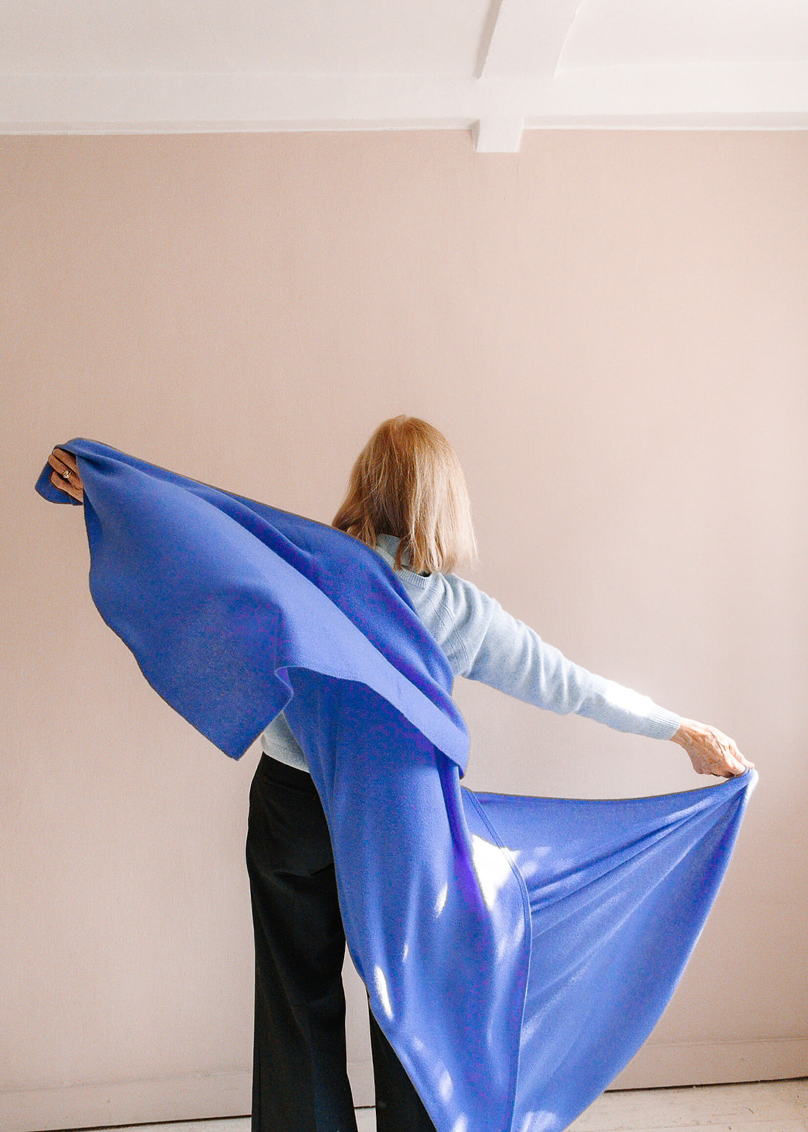 White + Warren Luxurious Travel Wrap (Blue Iris)