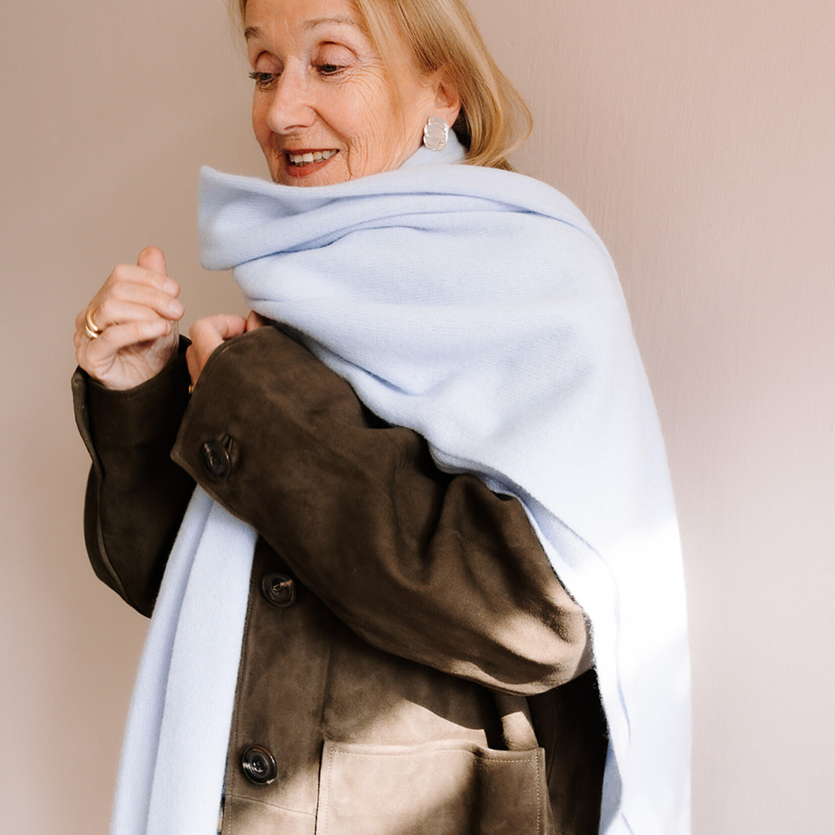 White + Warren Luxurious Travel Wrap (Pale Mist Blue)