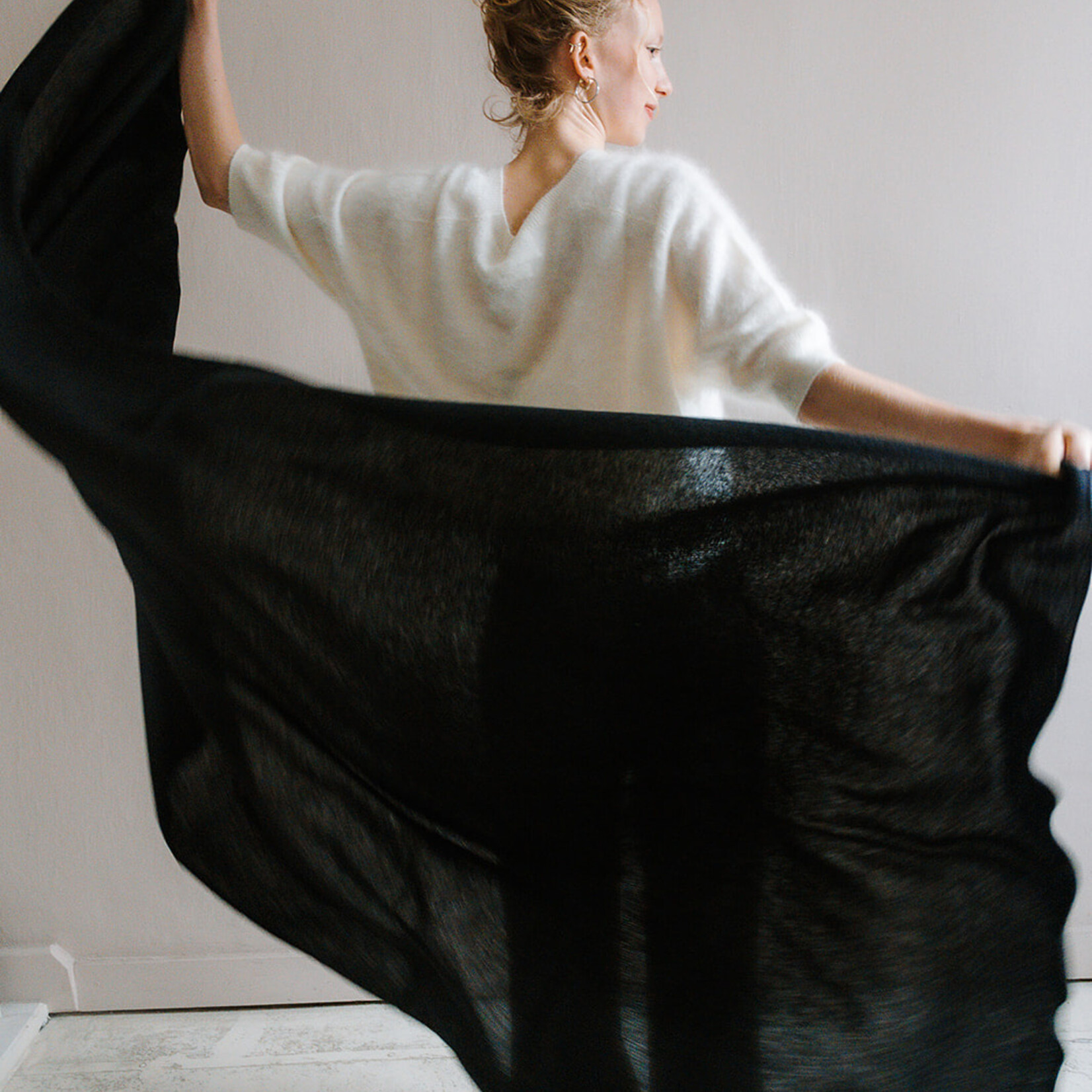 White + Warren Cashmere Travel Wrap black