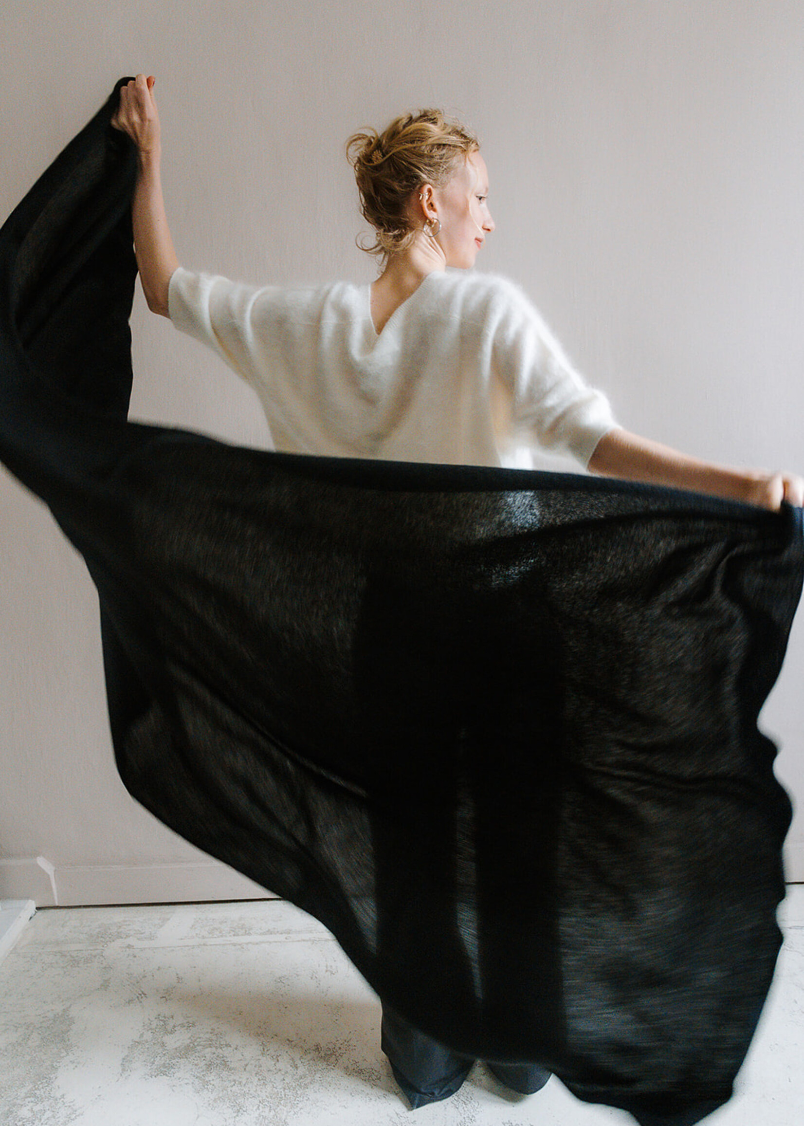 White + Warren Cashmere Travel Wrap black