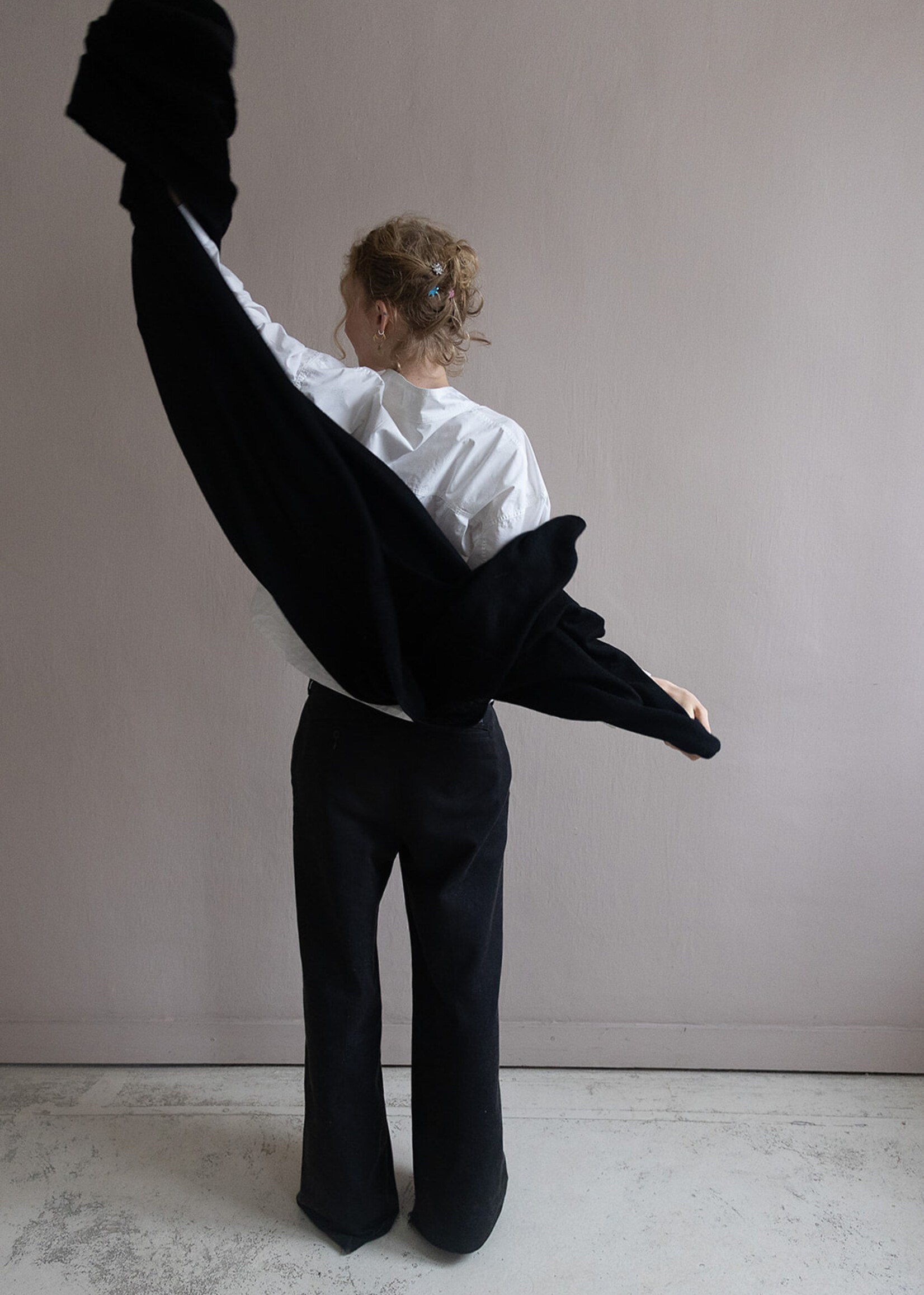 White + Warren Cashmere Travel Wrap black