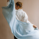 White + Warren Luxurious travel wrap (blue fog)