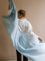 White + Warren Luxurious travel wrap (blue fog)