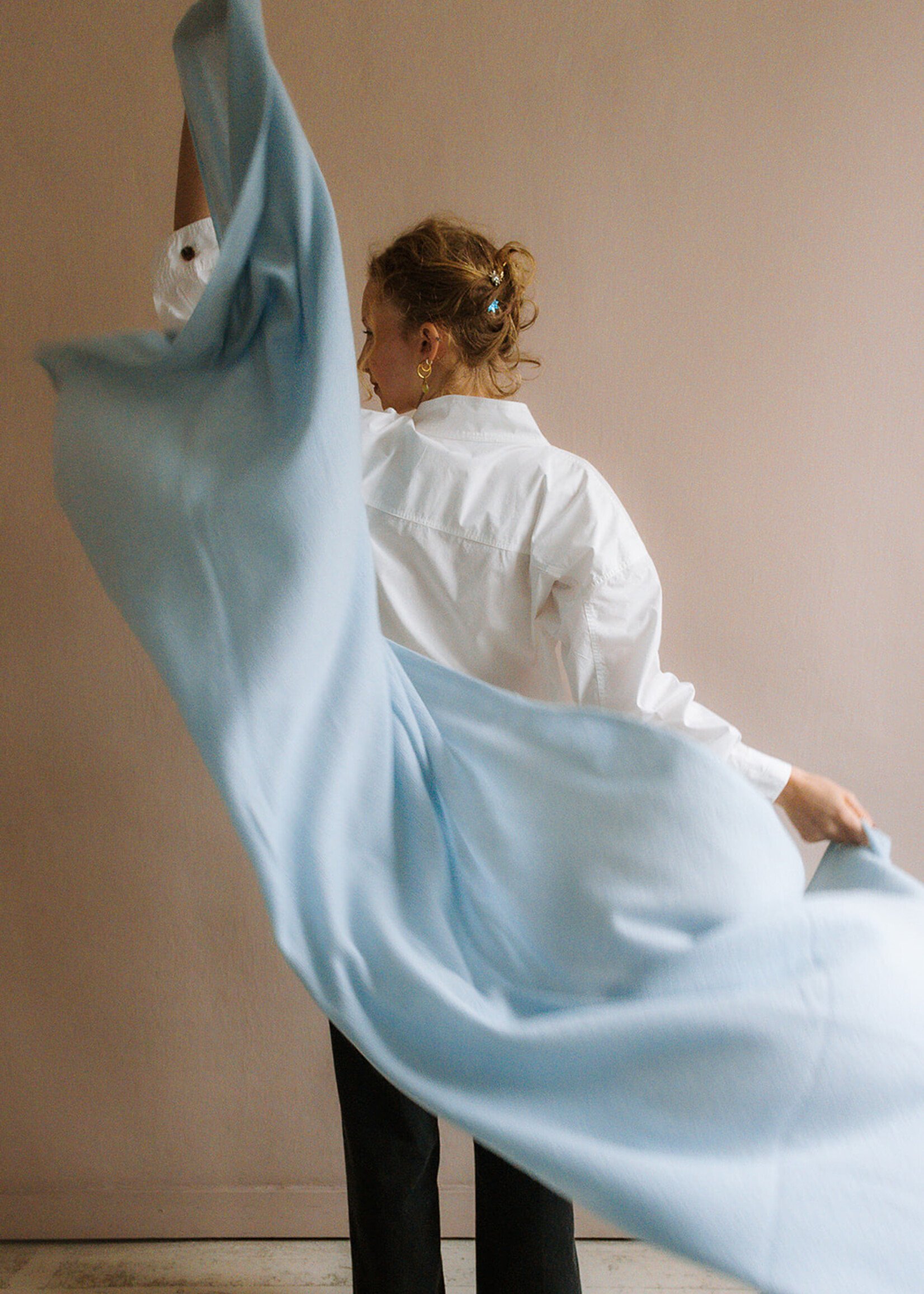 White + Warren Cashmere Travel Wrap (blue fog)