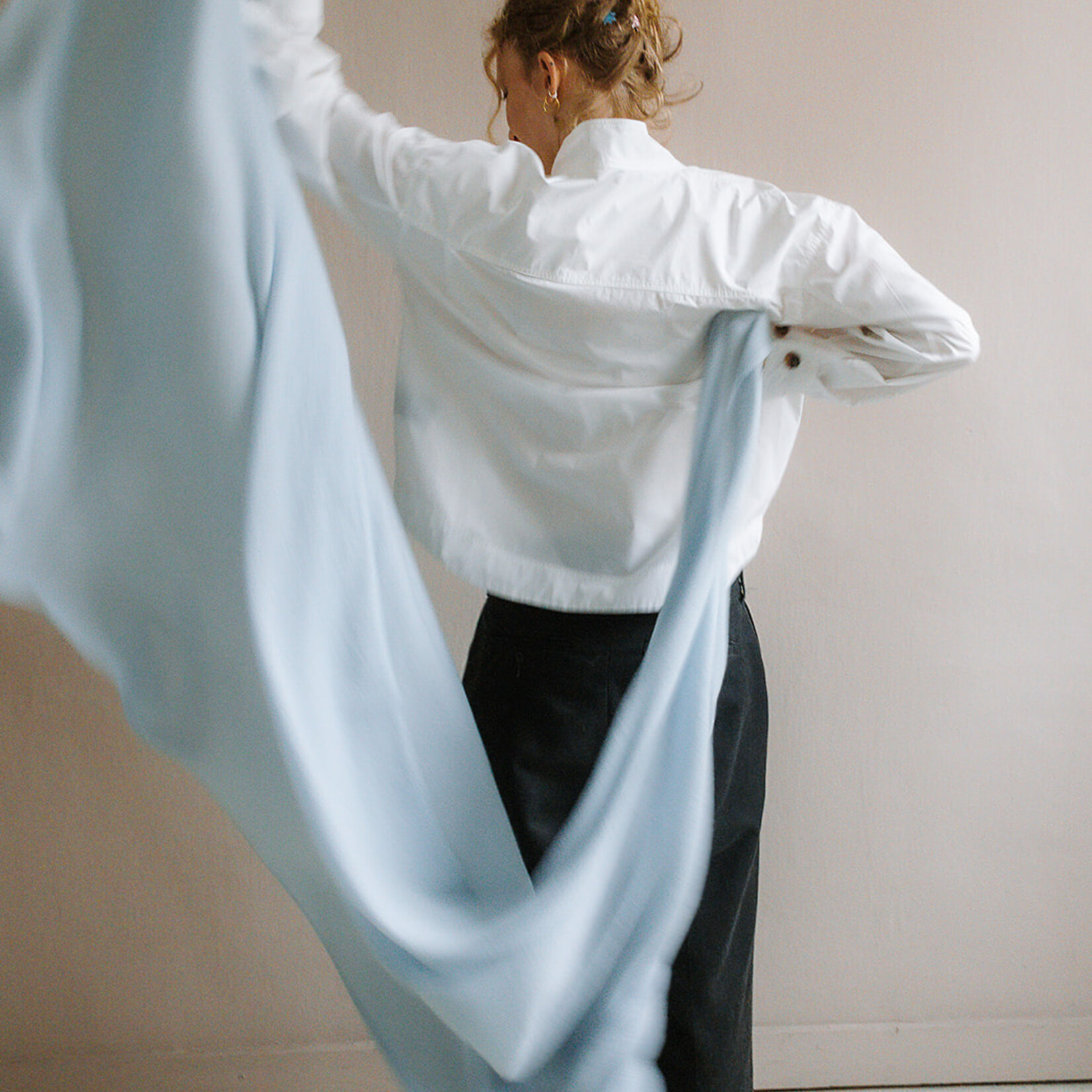 White + Warren Cashmere Travel Wrap (blue fog)