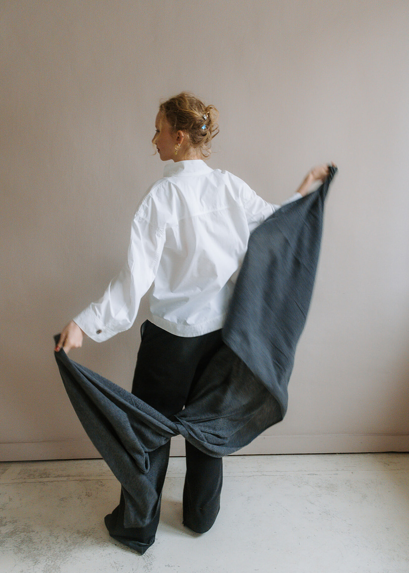 White + Warren Cashmere Travel Wrap (dark slate heather)