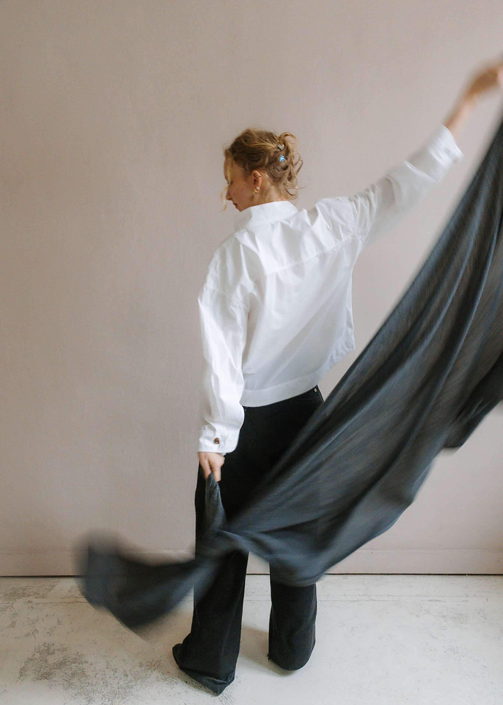 White + Warren Cashmere Travel Wrap (dark slate heather)