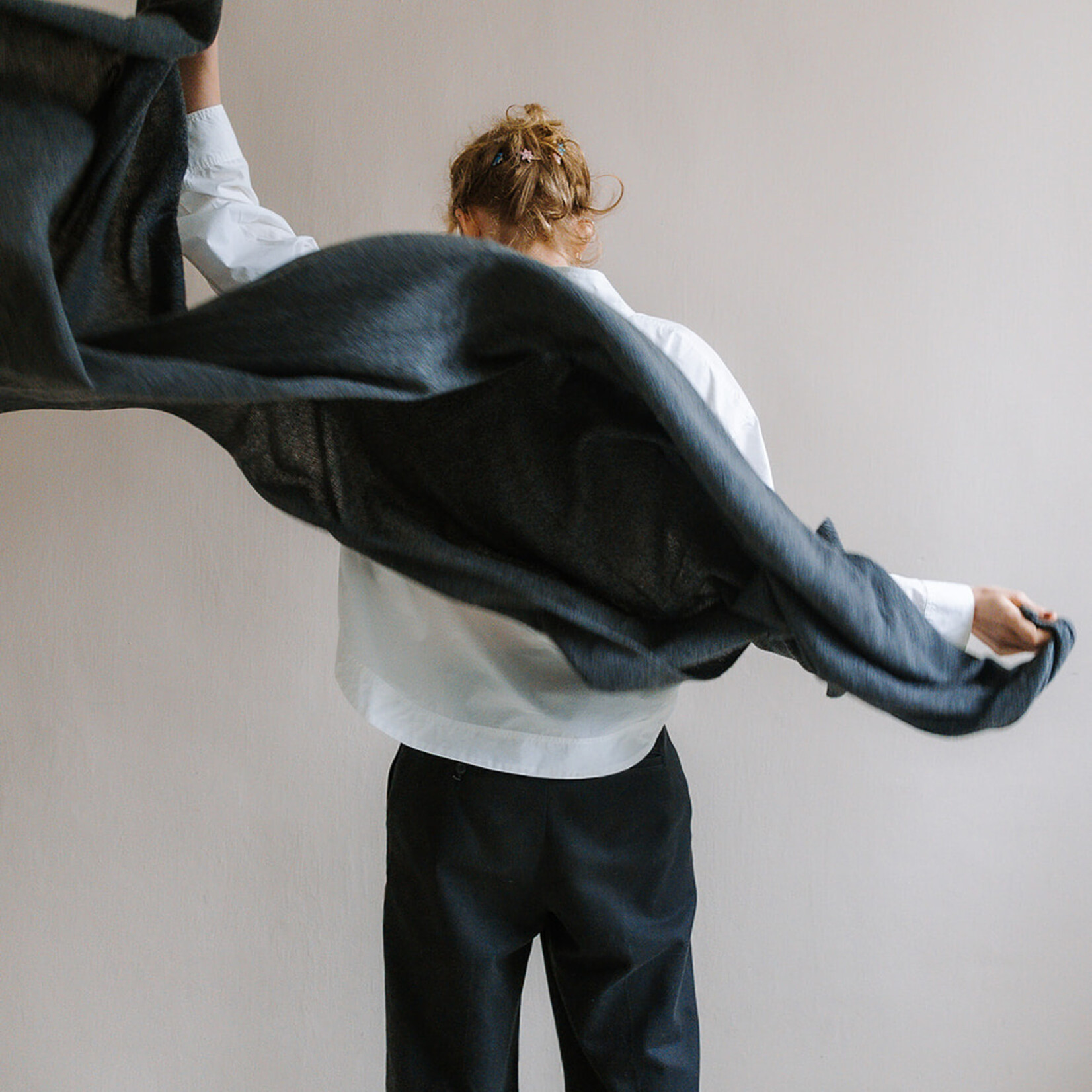 White + Warren Cashmere Travel Wrap (dark slate heather)
