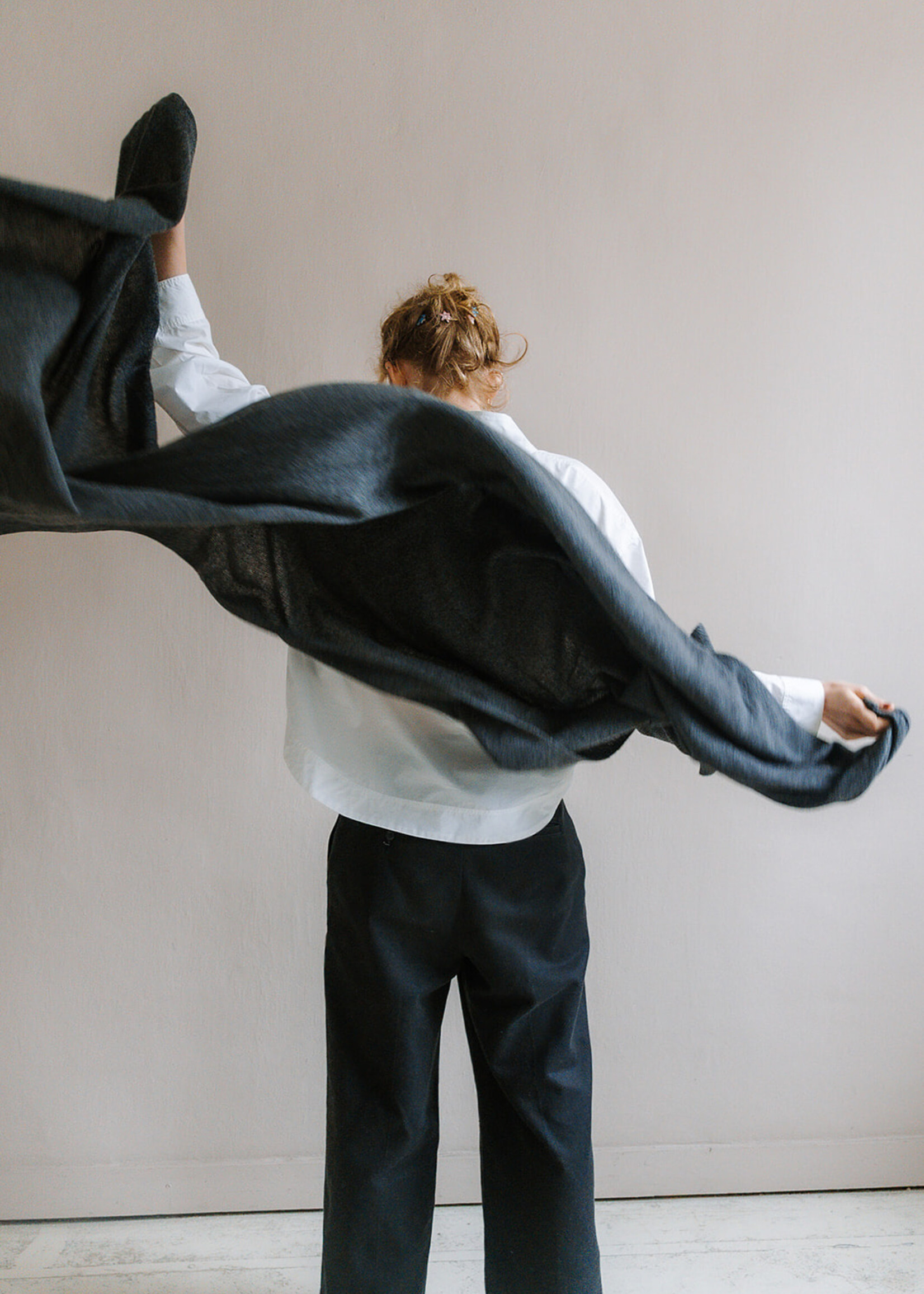 White + Warren Cashmere Travel Wrap (dark slate heather)