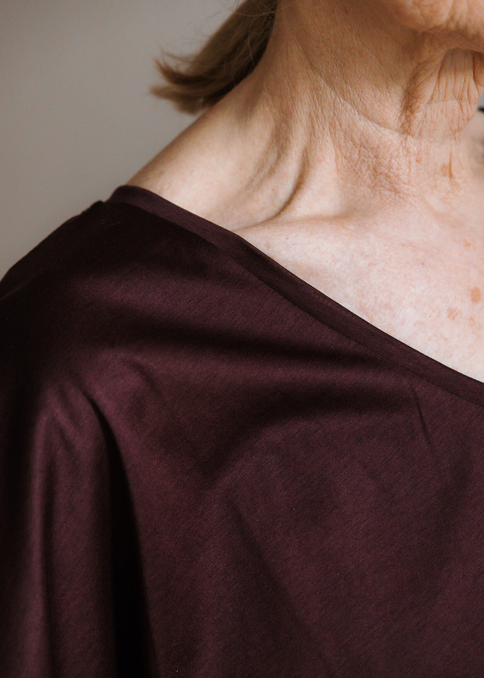 Ottod'Ame T-shirt V-neck aubergine