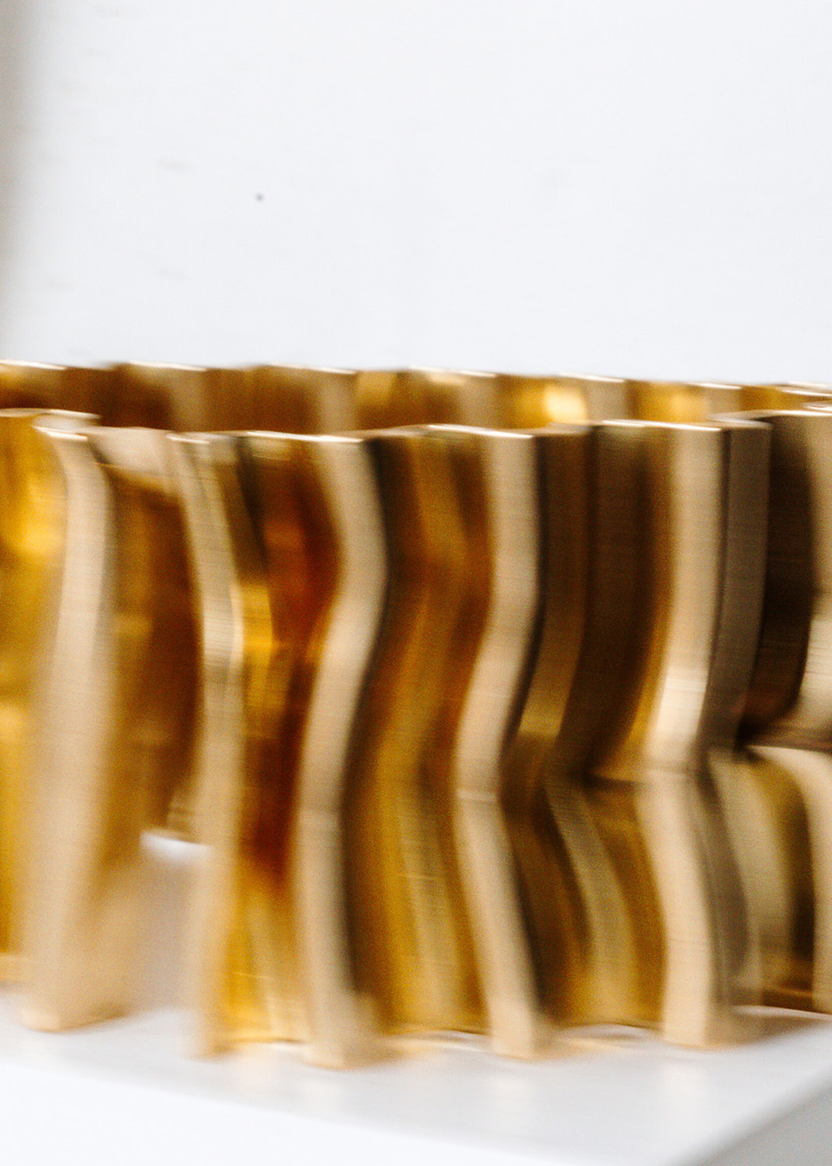 Tweek-eek Mirr wave brass bracelet