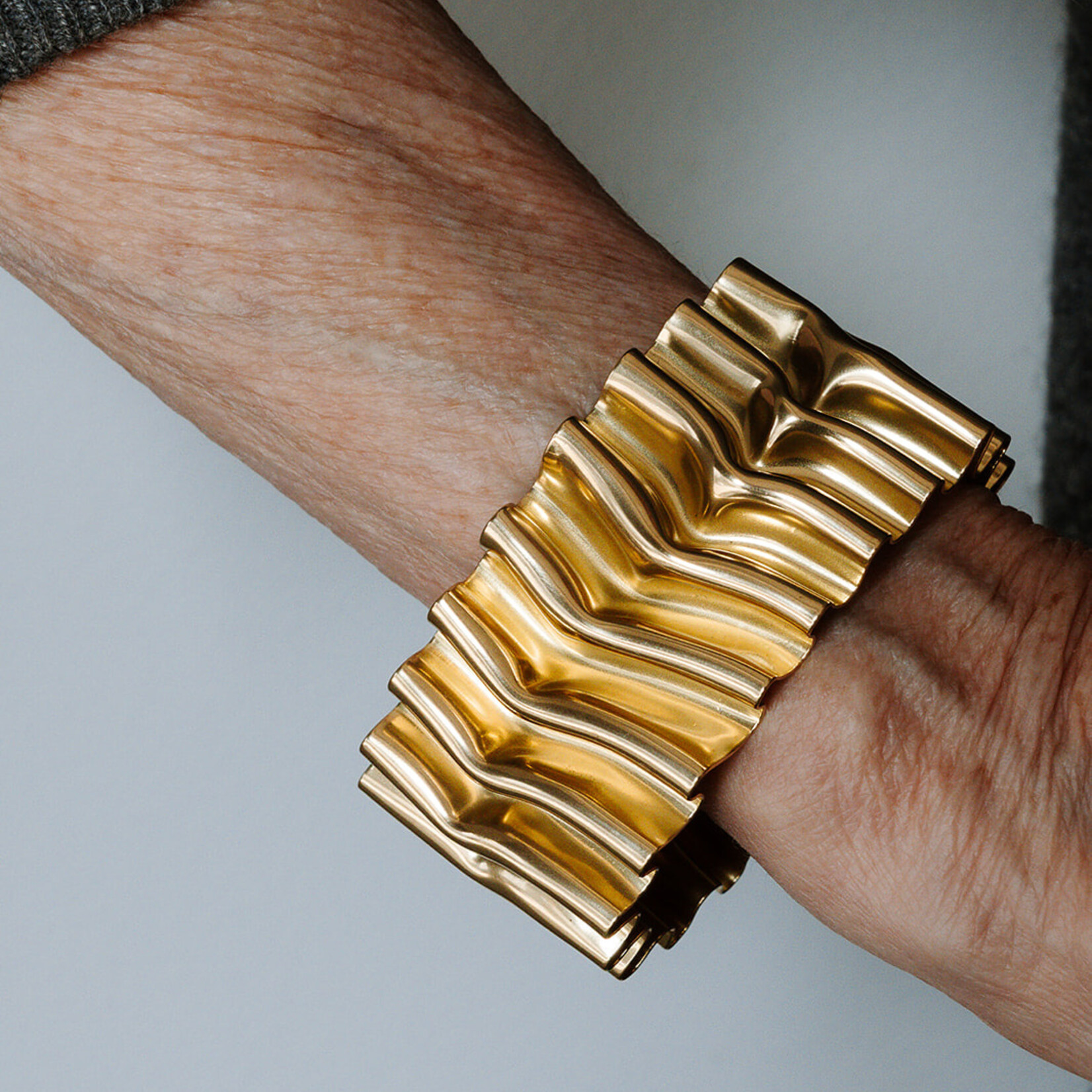 Tweek-eek Mirr wave brass bracelet