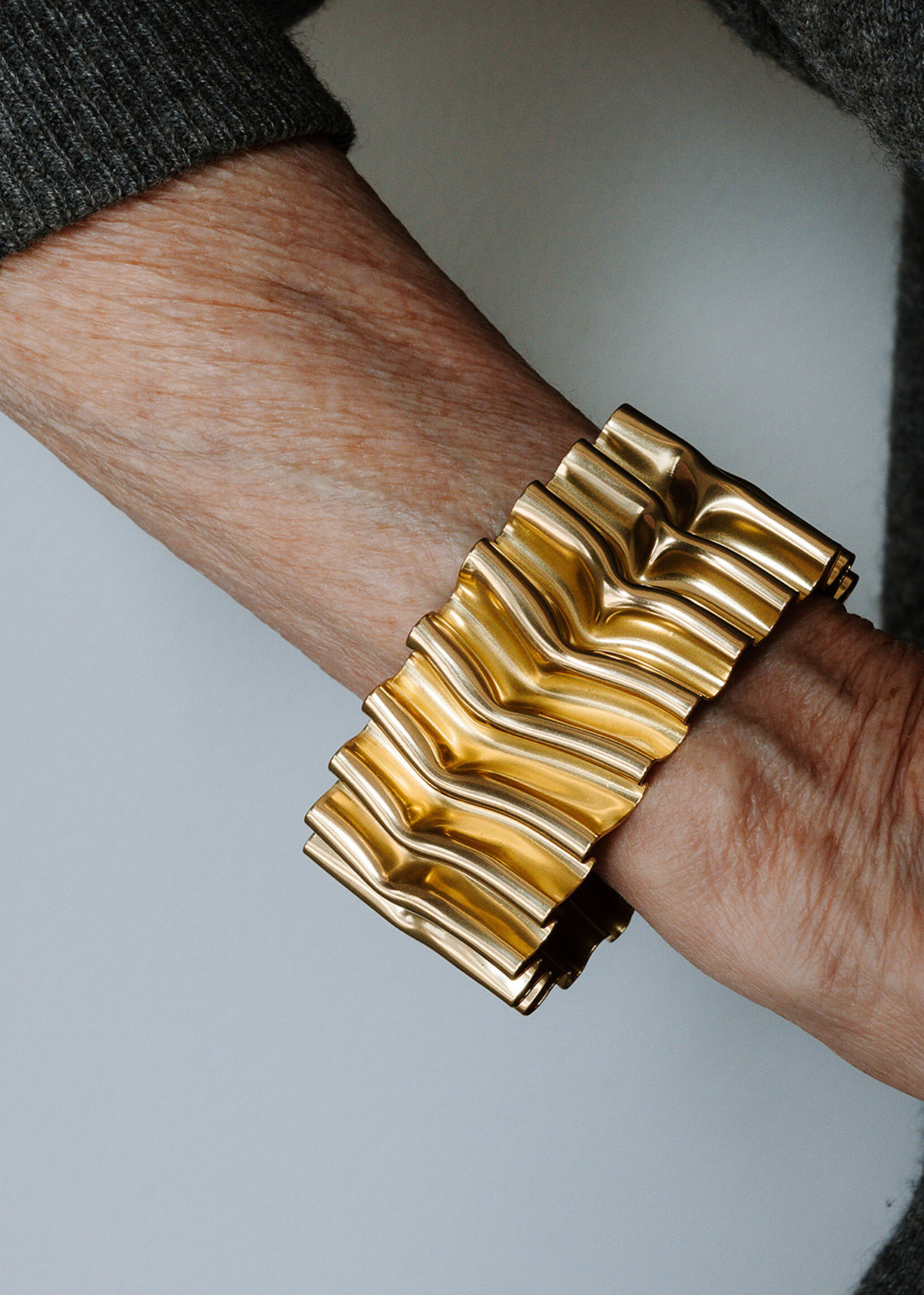 Tweek-eek Mirr wave brass bracelet