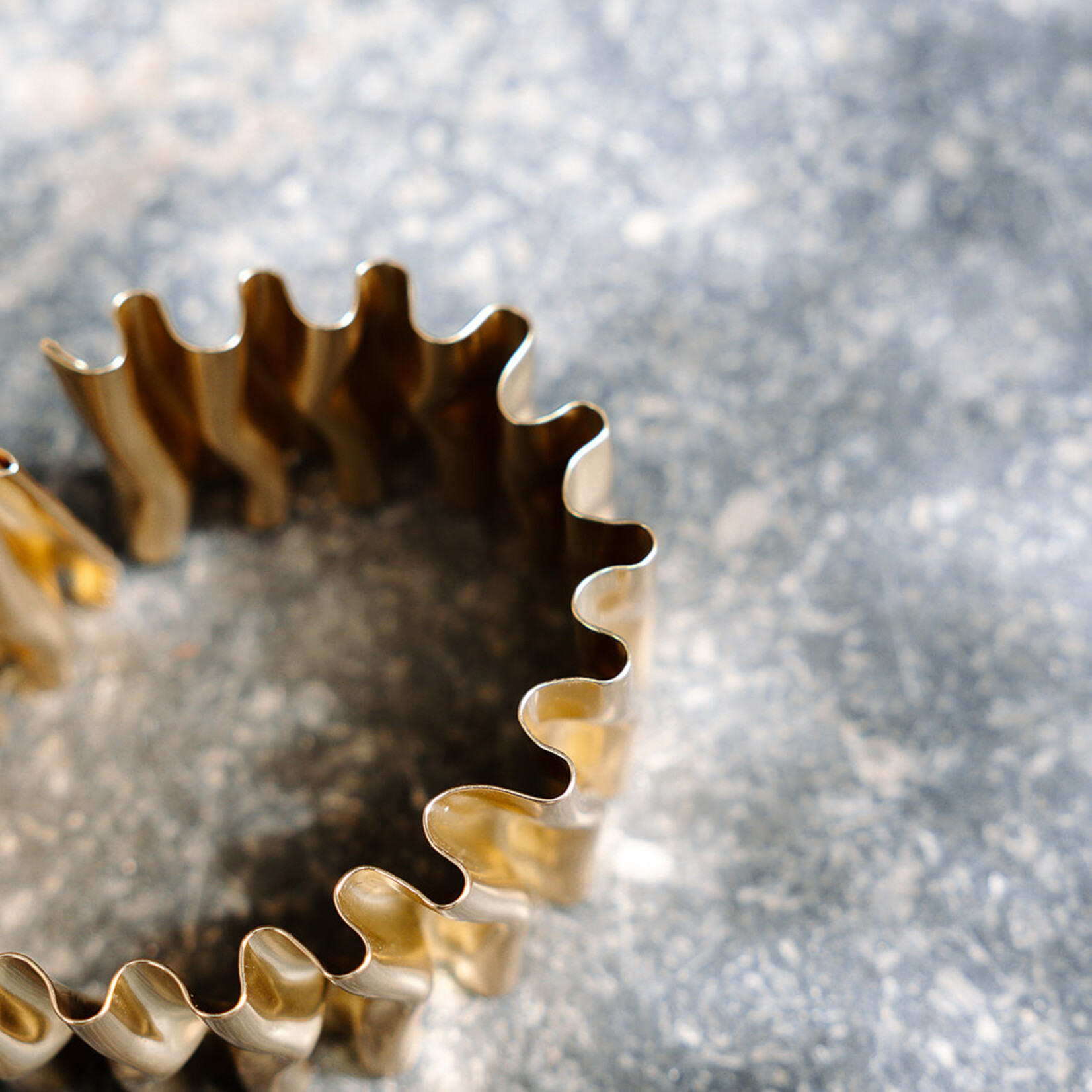Tweek-eek Mirr wave brass bracelet