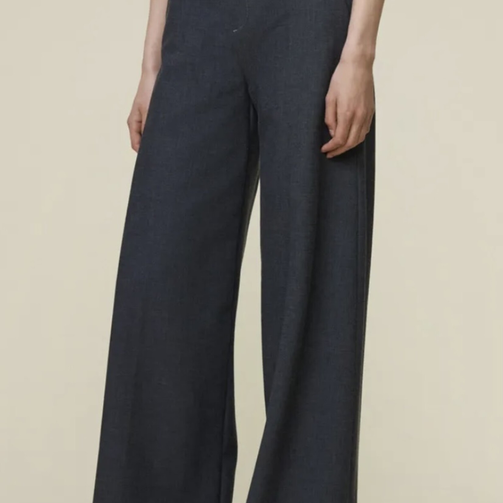 Lois Silvia wide grey