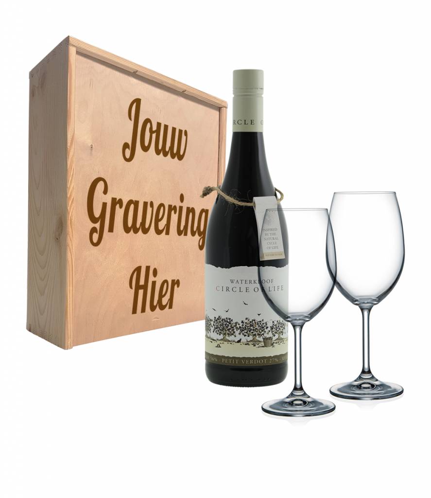 Houten wijnkist met de tekst 'Jouw Gravering Hier', een fles Circle of Life witte wijn en twee wijnglazen.