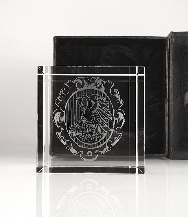 Glazen kristal kubus met eigen familiewapen in 2D