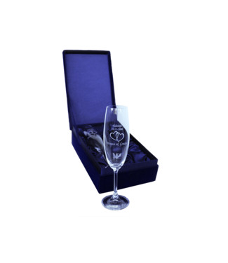 2 champagneglazen gegraveerd met tekst in blauwe luxe geschenkverpakking