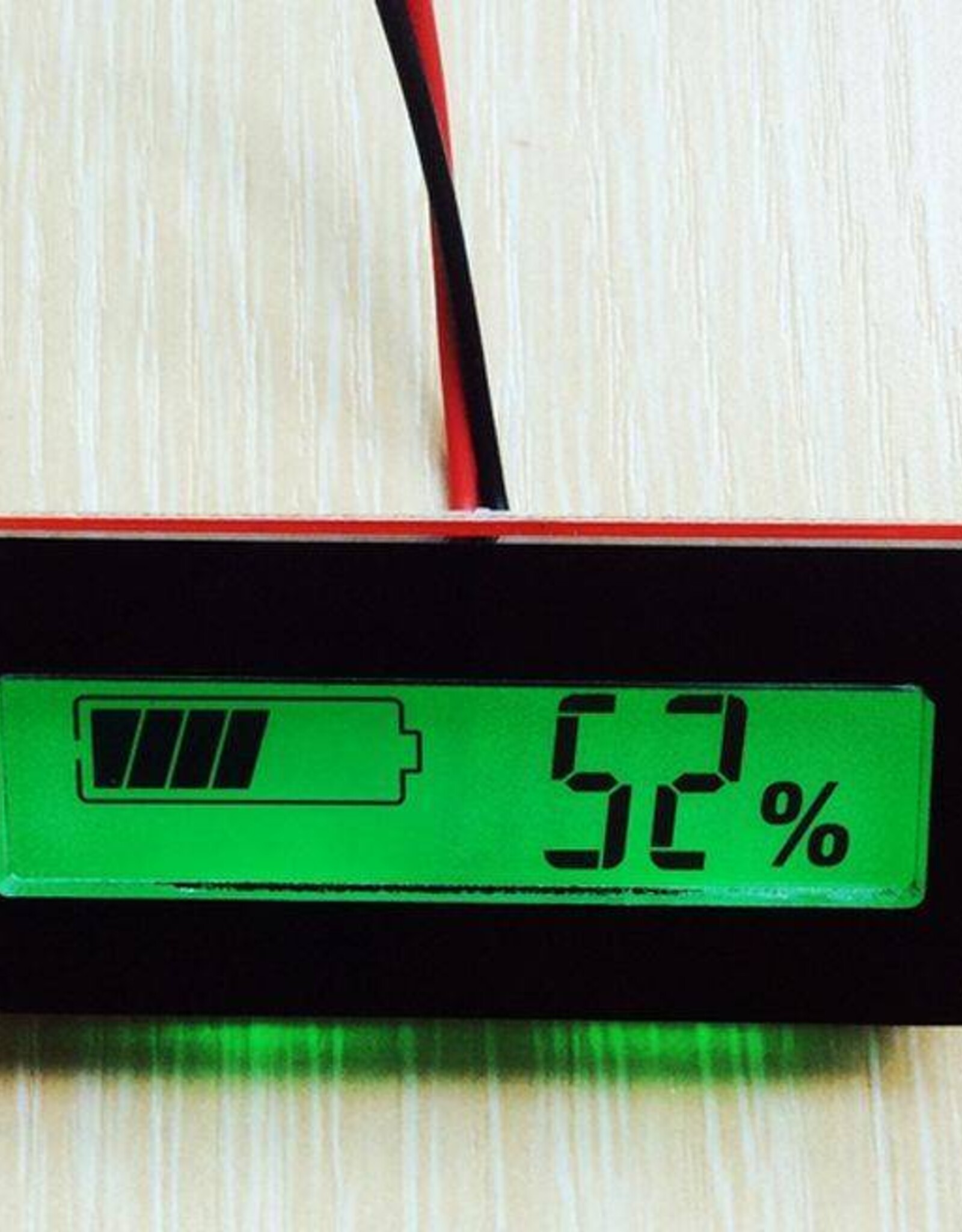 Accu Capaciteitsmeter, 12 Volt met groen verlicht LCD display, en percentage meting