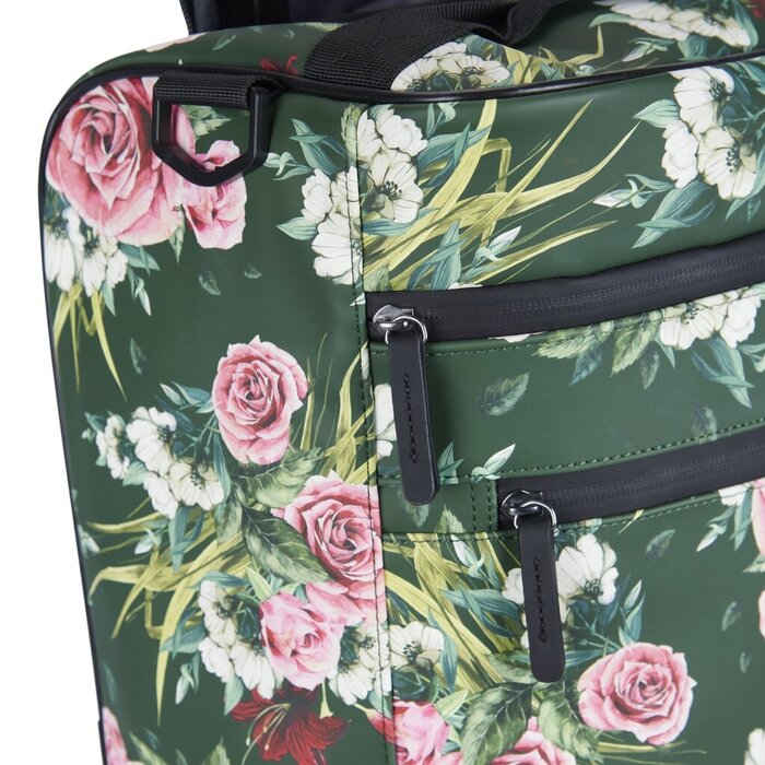 New Rebels Flora Laredo Fremont On Board Trolley groen