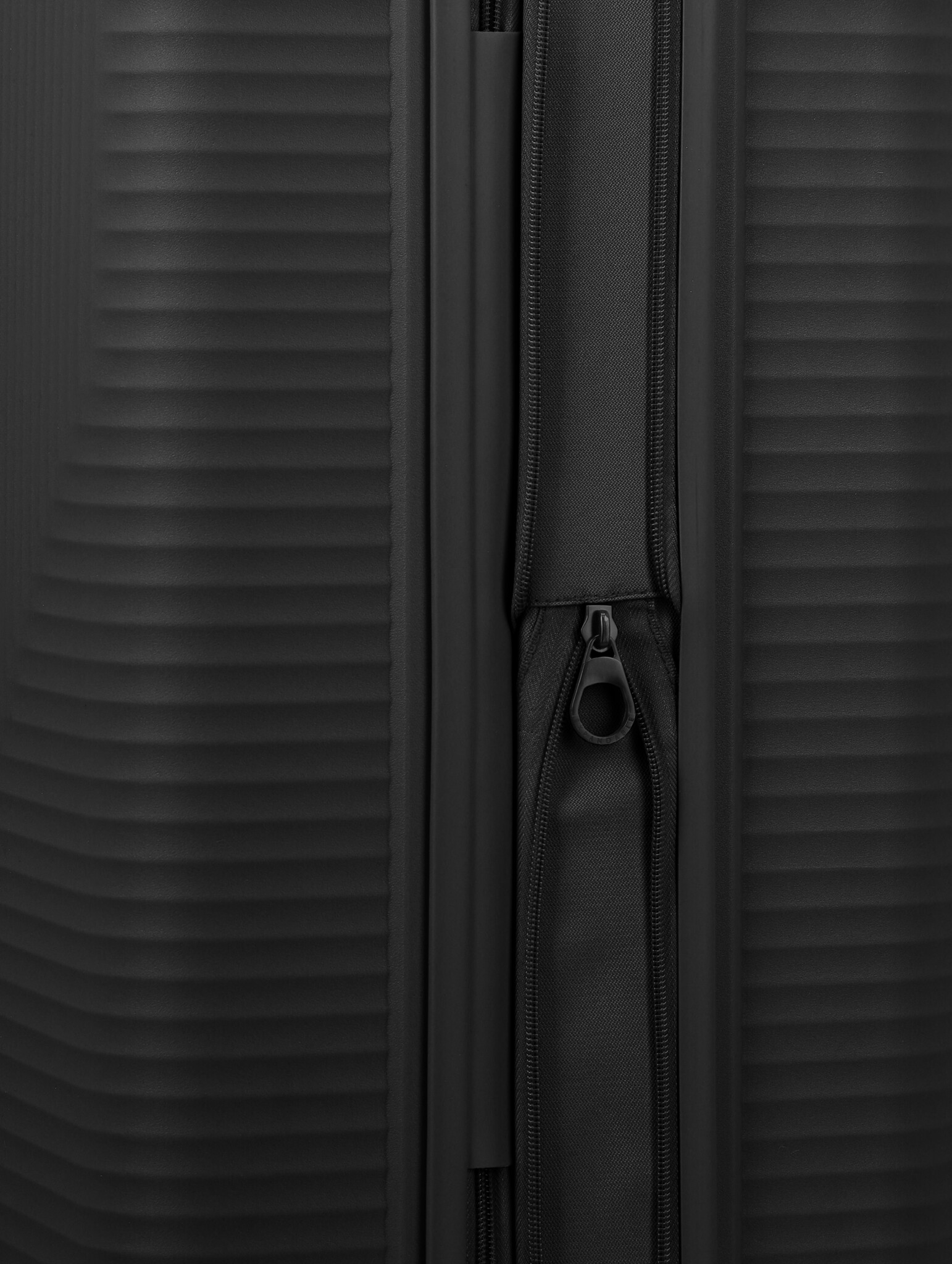 Travelite Travelite Air Stripe Medium EXP.  75-86L-3.5kg zwart