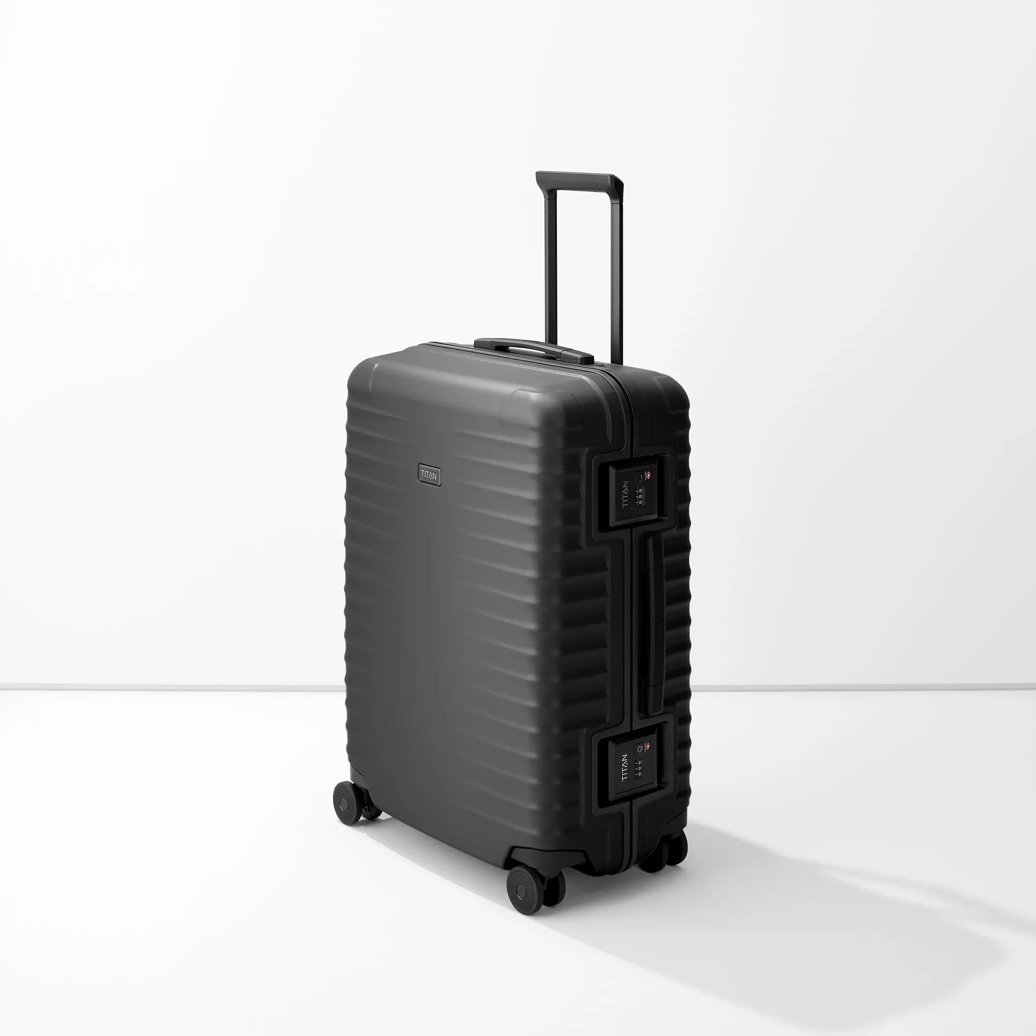 Titan Titan Overseas 4-w trolley M+ 84L zwart