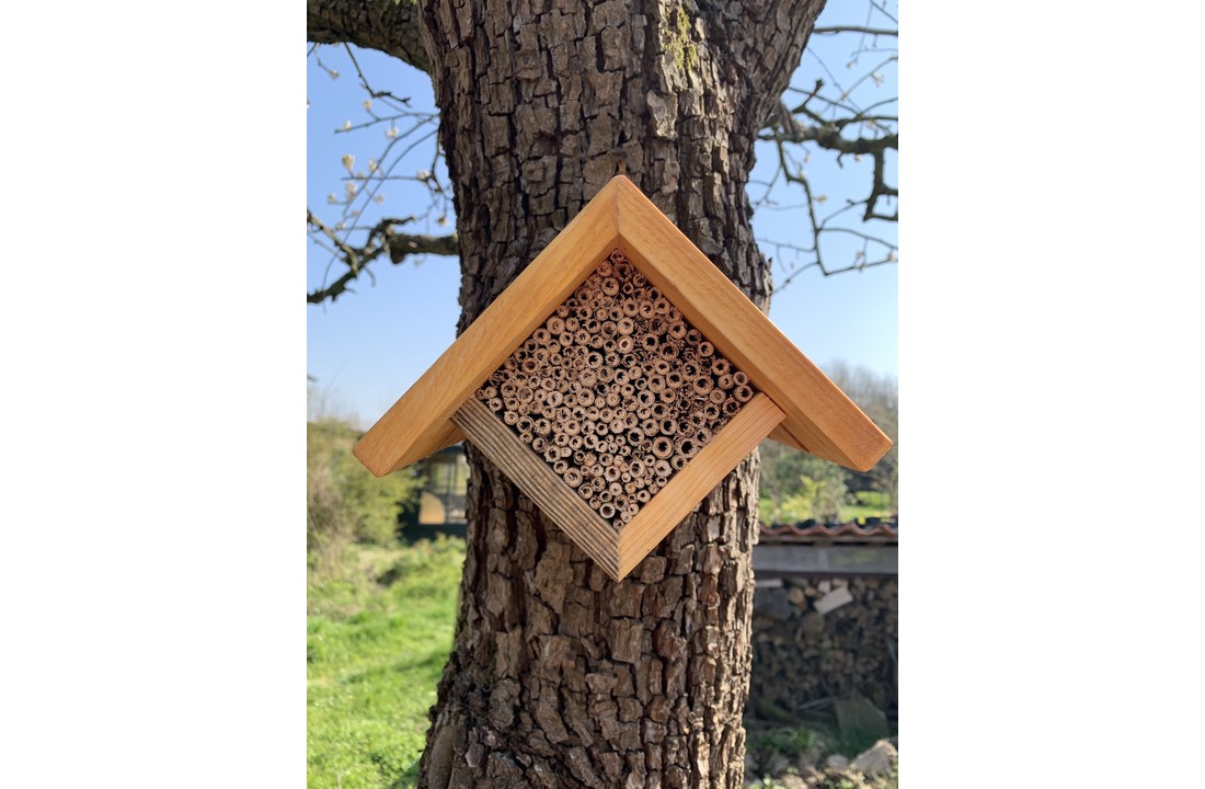 Kleinere bijenhotel voor wilde bijen e.a. nuttige insecten