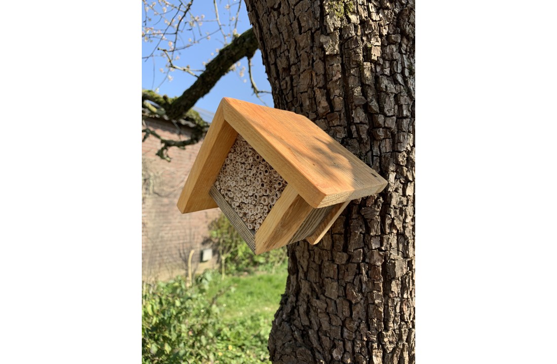 Kleinere bijenhotel voor wilde bijen e.a. nuttige insecten
