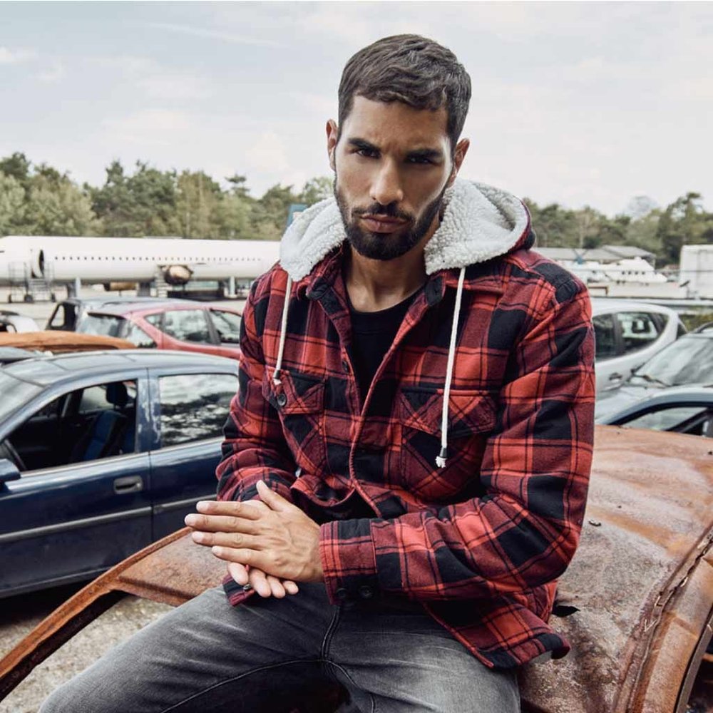 Brandit Lumberjacket Hooded Zwart-Rood Vest Heren Brandit Lumberjacket Hooded Zwart-Rood Vest Heren