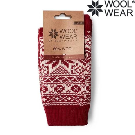 Woolwear of Scandinavia Rode wollen sokken met sneeuwvlokpatroon