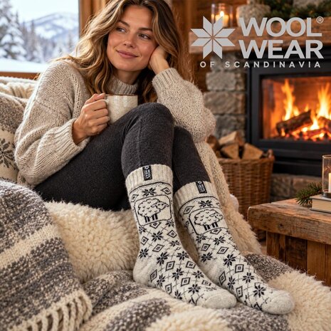 Woolwear of Scandinavia Ecru wollen sokken met schaapmotief Woolwear of Scandinavia Ecru wollen sokken met schaapmotief