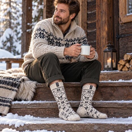 Woolwear of Scandinavia Ecru wollen sokken met schaapmotief Woolwear of Scandinavia Ecru wollen sokken met schaapmotief